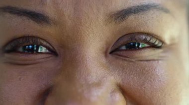 Makro, gözleriyle gülümseyen Afrikalı Amerikalı kadının yakın çekimi neşe, sıcaklık ve gerçek duygusal ifadenin özgünlüğünü gösteren samimi bir portre.