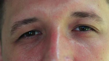 Makro, genç adamların gözlerini sakin bir ifadeyle kapat. Odaklanma, derinlik ve doğal ışıkta ince bir iç gözlem gösteren detaylı bir portre..