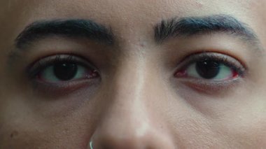 Macro, Latin kökenli Latin kökenli Latin kökenli genç bir adamın düşünceli, farkındalık ve duygusal derinliği aktaran sakin bir içgözlem ifadesiyle dosdoğru ileriye bakması..