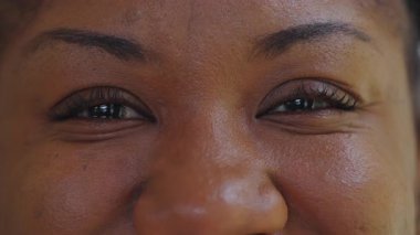 Makro, Afro-Amerikan kadınlarının gözlerini kapat. Yumuşak gülümse, detaylı portre sıcaklığı, özgünlüğü ve neşenin duygusal dışavurumluluğunu göster..