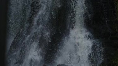 Düşen su, şelalenin dibinde kayalara çarpıyor. Yüksek hızlı bir kamerayla, çarpışmayı, türbülansı ve doğanın temel gücünü yakalayarak ultra yavaş çekimde filme alınıyor.