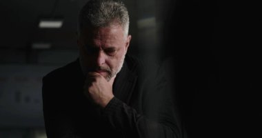 İşletme yöneticisi, şirket yönetim kurulu toplantısında arka planda performans çizelgeleriyle el pençe divan dururken düşüncelere daldı.