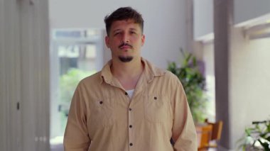 İçeride sakin ve düşünceli bir ifadeyle duran genç adam, kendine güvenini, özgüvenini ve rahatlamış özgünlüğünü ifade eden sıradan bir portre..