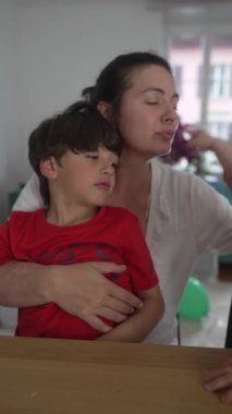 Bir anne, küçük bir çocuk olarak küçük bir çocuğu kucağına alır ve aptalca sesler çıkarmak için dudaklarını şaklabanca şakıyarak sıcacık ve otantik bir aile etkileşimi oluşturur. Sıcaklık, yakınlık ve gerçek günlük duygu.