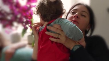 Bir anne bebeğini sıcak bir kucaklama ile kucağına alır. Nazik bir rahatlık ve şefkat sunar. Şefkat ve duygusal yakınlıkla dolu samimi bir aile anı yaratır.