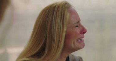 Grup terapisi sırasında duygu yüklü ağlayan kadın empati, iyileşme ve destek alanlarında acı ve hassasiyetini ifade ediyor.