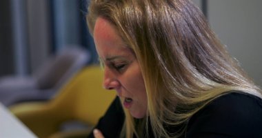 Stresli iş kadınlarının yüzlerini duygusal çöküntüye sokmaları, işyerlerinin tükenmesi ve şirket baskısı altında ezilmeleri.