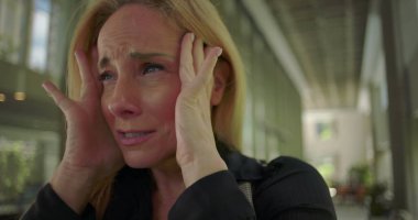 Kadının elleri kapalı kafaya bastırması yoğun duygusal baskı ya da ruhsal çöküntü anlarında aşırı yüklenme gösterir.