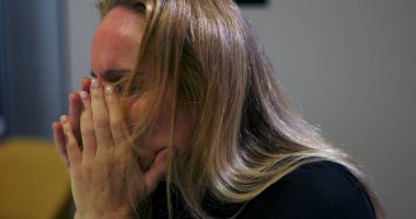 Stresli iş kadınlarının yüzlerini duygusal çöküntüye sokmaları, işyerlerinin tükenmesi ve şirket baskısı altında ezilmeleri.