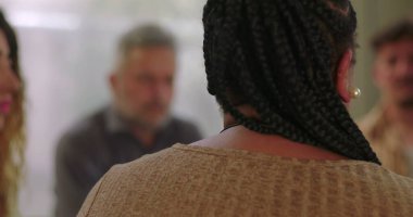 Duygusal destek grubunda açılacak olan kişi kalpten konuşur diğerleri ise güvenli ve iyileştirici uzayda şefkatle dinler. 