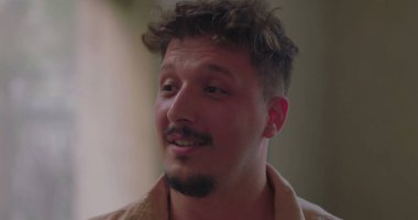 Grup terapisi sırasında kişisel hikâyesini ifade eden bir adam, empati ve tedarikçi çemberi içinde dinlerken duygu ve açıklıkla konuşur.