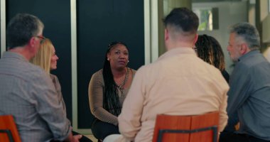 Kadın açılırken destek grubu toplandı. Bağlantı ve duygusal hassasiyet anında dikkatle dinleyen katılımcılar...