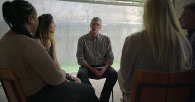 Orta yaşlı bir adam yoğun terapi sırasında ham duygusal tanıklıkla açılır. Destek grubu, güvenli uzayda derin kişisel acılarını açığa çıkarırken sessizce dinler.