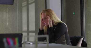 Ofisteki stresli bir anda iş kadınının el ele tutuşması iş baskısına ya da beklenmedik zorluklara tepki vermesi...