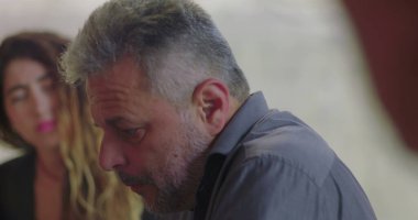 Terapi seansı sırasında insan duygularıyla konuşur, grup kapalı alanda samimi ve destekleyici bir şekilde dinlerken odaklanmış bakışlarla daireler çizer.