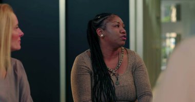 Grup terapisi sırasında kendini ifade eden bir kadın. İyileşme çemberinde oturan merhametli dinleyicilerle yeniden yapılanma ve güven anında.