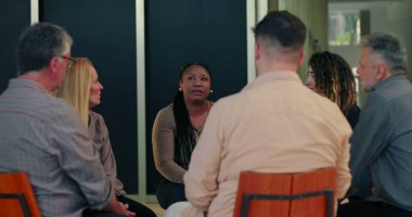 Kadın açılırken destek grubu toplandı. Bağlantı ve duygusal hassasiyet anında dikkatle dinleyen katılımcılar... 