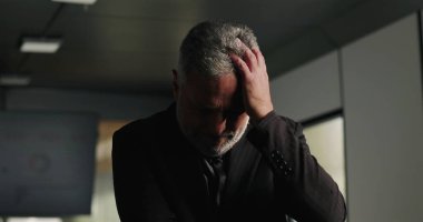 Hayal kırıklığına uğramış işadamı, kurumsal kuruluş toplantısı sırasında gergin ofis toplantılarında saçlarını yolarken duygularını zapt ediyor.