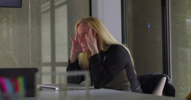 Ofisteki stresli bir anda iş kadınının el ele tutuşması iş baskısına ya da beklenmedik zorluklara tepki vermesi...