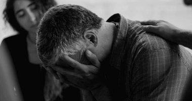 Erkekler terapi sırasında hıçkıra hıçkıra hıçkıra ağlarken, ellerini sırtına ve omzuna koyup derin duygusal destek ve empati gösterirler. 