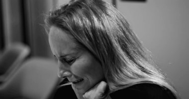 Stresli iş kadını hayal kırıklığı içinde ellerini kulaklarına bastırıyor, iş yeri talepleri ve duygusal yorgunluk altında eziliyor.