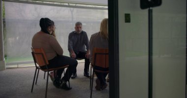 Destek grubundaki bir adam tarafından paylaşılan duygusal ifade, samimi bir çevrede ifade edilen vücut dili ile yapılan samimi bir itiraf.