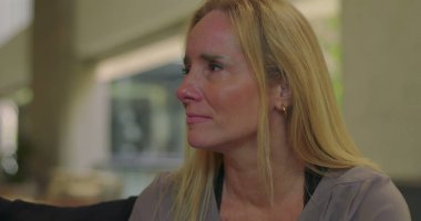 Duygusal paylaşımdan sonra grup üyeleri tarafından teselli edilen bir kadın, grup terapisi seansı sırasında gözyaşı dolu bir rahatlık ve iletişim anı.