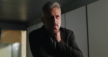 Hayal kırıklığına uğramış işadamı, kurumsal kuruluş toplantısı sırasında gergin ofis toplantılarında saçlarını yolarken duygularını zapt ediyor.