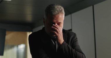 Hayal kırıklığına uğramış işadamı, kurumsal kuruluş toplantısı sırasında gergin ofis toplantılarında saçlarını yolarken duygularını zapt ediyor.