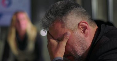 Kadın patron, gergin ofis toplantısı, iddialı liderlik ve kurumsal ortamda ani çatışmalar sırasında yüksek sesle azarlayarak adamı derin düşüncelere daldırıyor.