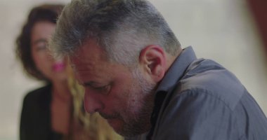 Terapi seansı sırasında insan duygularıyla konuşur, grup kapalı alanda samimi ve destekleyici bir şekilde dinlerken odaklanmış bakışlarla daireler çizer.