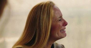 Grup terapisi sırasında gözyaşlarına boğulan bir kadın destek ve güvenli ortamda acısını paylaşırken duygularla dolup taşıyor.