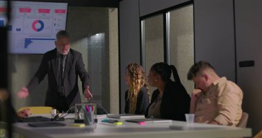 Gergin ofis toplantısı sırasında gergin bir yöneticinin el ele tutuşması, stresli performans değerlendirmesine cesaretinin kırılmasına yol açtı. 