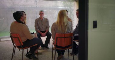 Terapi seansı sırasında çemberde oturan destek grubu katılımcıları, çeşitli bireyler kapalı alan ortamında duygusal tartışmalara girdiler.