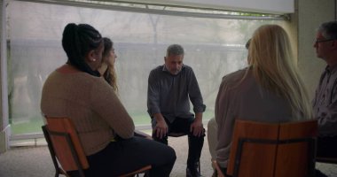 Destek grubundaki bir adam tarafından paylaşılan duygusal ifade, samimi bir çevrede ifade edilen vücut dili ile yapılan samimi bir itiraf.