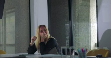 Modern ofisteki konferans masasında kadınlar konuşurken gülümserler. Rahat ve neşeli görünürler. Sıradan bir şirket ortamında gerçek bir ifadeyle.