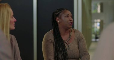 Duygusal boşalmadan sonra terapi grubuyla konuşan bir kadın iyileşme ve bağlantı anında destekleyici akranlarıyla tekrar görüşmeye başlıyor.