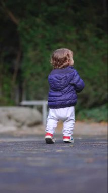 Küçük çocuk çevreyi izlemek için duraklarken, yetişkinler yakınlarda yürürken sakin varlık oryantasyonunu ve park ortamında gözlem yoluyla öğrendiklerini ifade ederler.