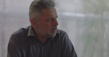 Adam terapide duygularıyla konuşuyor, incinebilirliğini ve kişisel gerçekliğini ifade ediyor.