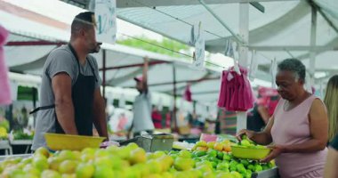 Afro-Amerikalı son sınıf alışverişçisi mahalleden taze narenciye seçiyor. Yakınlarda alışılagelmiş alışveriş alışkanlığı ve toplum bazlı gıda pazarı hayatını satıcı ile birlikte tezgah kuruyor.