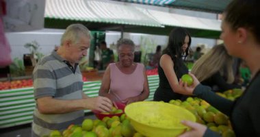 Komşulardan taze meyve seçen kıdemli müşteriler tezgah oluşturarak aşinalık sağlayarak basit bir işbirliği ve toplumsal piyasa yaşamına bağlı olarak yaşadılar.