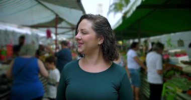 Dışarıdan geçen kadın tüketici piyasaya aşina olduğunu ve toplum temelli sokak yiyecekleri ekonomisine sürekli katılımını ifade eden bir pazar üretiyor.