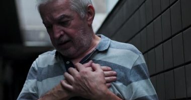 Yaşlı adam dar geçitte tek başına ayakta duruyor. Umutsuzluğu taşıyor. Üzüntü, duygusal ağırlık ve huzur için sessizce yalvarıyor.