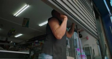 Hispanik hırdavat dükkânı sahibi, işletme iletişimi için dükkan açıyor. Güvenilirlik, günlük taahhüt, yönetimin küçük iş hayatı üzerine.