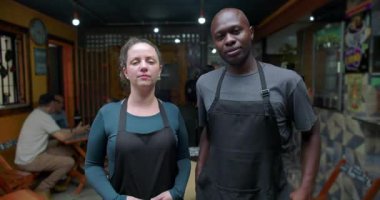 Küçük işletme kafe çalışanları, sakin bir ifadeyle kameraya dönük disiplin güvenilirliği paylaşılan hedefler profesyonel faaliyet odaklı işyeri varlığı