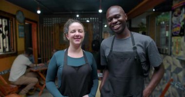 Neşeli kafe çalışanları kamerayla karşı karşıya. Pozitif enerji ekip çalışmasına güveniyorlar. İnsan merkezli hizmet değerleri günlük iş yeri bağlantılarını paylaşıyor.