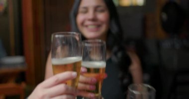 Arkadaşlar gülerken ellerinizi kapayın ve bira kadehlerini kaldırın. Beraberliği kutlarken pozitif enerjiyi ve unutulmaz sosyal anı kutlayın.