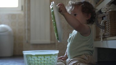 Bebek, mutfak zemininde otururken salata fırıldağı kapağını çevirirken görülmüş. Keşiflerin ilk aşamaları ve kendi kendine başlatılan oyun.