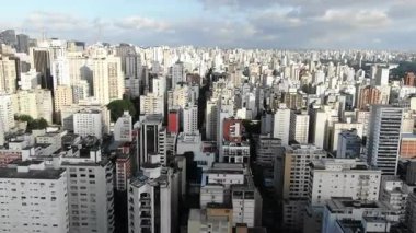 Çağdaş kentsel büyüme ve nüfus yoğunluğunu yansıtan sayısız binayla büyük metropol silueti