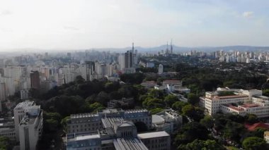 Çağdaş kentsel planlama ve nüfus yoğunluğunu yansıtan tek katlı apartman blokları olan yoğun metropol silueti